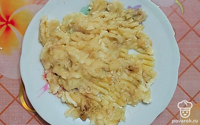 Половинку банана разомните вилкой. 