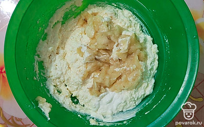 Добавьте банан в миску к остальным ингредиентам, все хорошо перемешайте. 