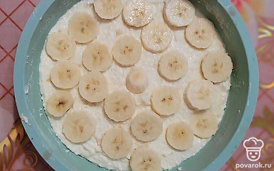 Получившуюся массу переложите в силиконовую форму, сверху выложите нарезанную кусочками вторую половину банана. Выпекайте в духовке при 180 градусах 30 минут.