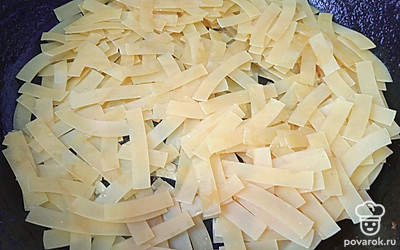 На сковороду, смазанную растительным маслом, положите лапшу.