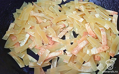 Обжарьте лапшу, помешивая, 3 минуты.