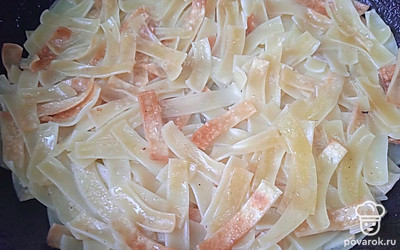 Накройте крышкой и готовьте 5 минут на небольшом огне до полного испарения воды.