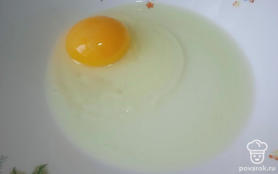 Яйцо смешайте с солью.