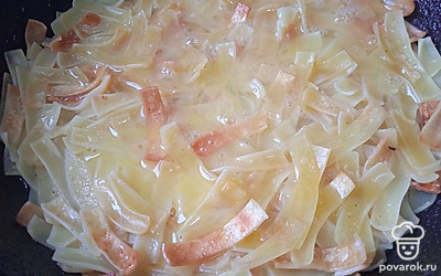 Залейте яйцом лапшу.