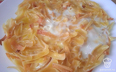 Накройте крышкой и готовьте еще пару минут. Выложите на тарелку. 