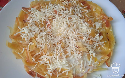 Посыпьте тертой моцареллой.