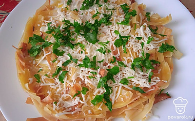 Подавайте, посыпав нарезанной петрушкой.