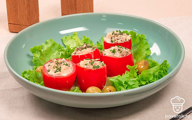 Помидоры, фаршированные чесноком — Рецепт с фото