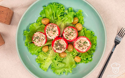 Подавайте помидоры, фаршированные чесноком, со свежей зеленью.