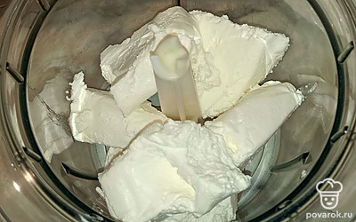 Творог выложите в чашу блендера.