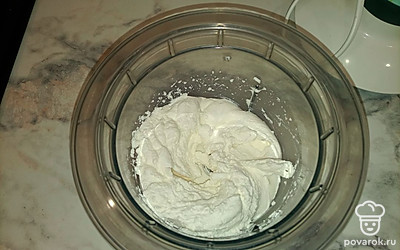 Измельчите творог до однородной массы, без крупинок. Делать это необязательно, но так смесь будет нежнее.