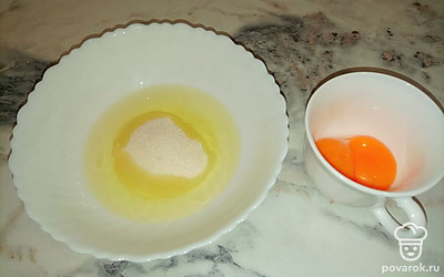 Отделите белок от желтка. В белок добавьте сахар и ванилин.