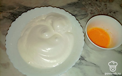 Взбейте массу 4 минуты до устойчивых пиков. Желтки также слегка перемешайте.