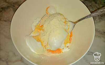 Соедините творог со взбитыми белками, желтками и кукурузной мукой.