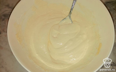 Хорошо перемешайте все ложкой. Если взбивать миксером, белки сдуются.