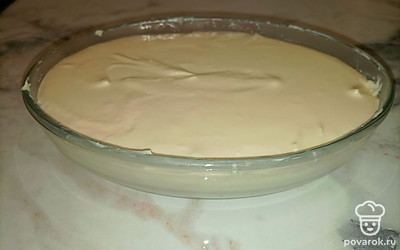 Смажьте маслом емкость для запекания. Залейте массу и поставьте в духовку, разогретую до 180 градусов, на 25 минут. В процессе готовки масса увеличивается на 30%, а после остывания слегка оседает.