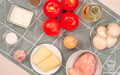 Помойте и почистите овощи и грибы, промойте курицу. Нарежьте курицу и грибы кубиками. Потрите кусок сыра на средней терке. Лук мелко нарежьте, чеснок измельчите в прессе или раздавите ножом. Смешайте в соуснике майонез с одним измельченным зубчиком чеснока, немного поперчите.