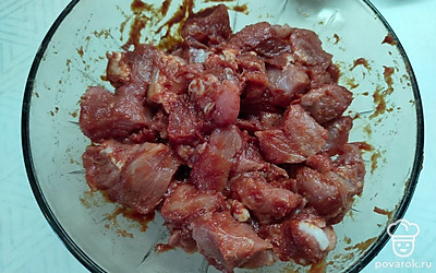 Свинину нарежьте на небольшие кусочки. Посолите и замаринуйте в томатной пасте, специях. Оставьте на полчаса. 