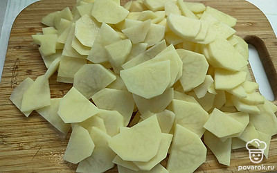 В это время нарежьте лук полукольцами. Сыр натрите на крупной терке. Картошку очистите от кожуры и нарежьте тонкими пластинками. 