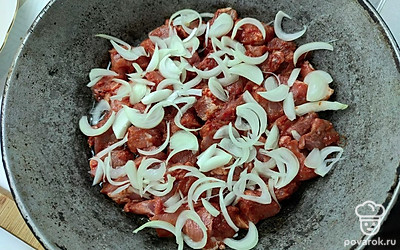 Форму для запекания смажьте растительным маслом. Первым слоем положите мясо. Сверху разложите лук. 