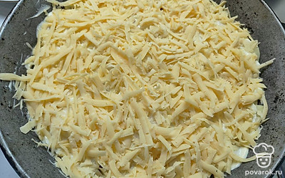 Посыпьте тертым сыром. Поставьте в разогретую до 200 градусов духовку на 30 минут. Если через указанное время сыр зарумянится, то блюдо накройте крышкой или оберните фольгой. Запекайте еще 30 минут. 