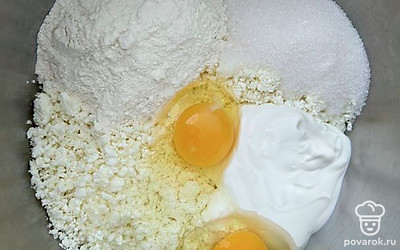 В миску переложите творог, добавьте сахар, яйца, сметану и муку.