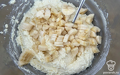 Бананы нарежьте средним кубиком, добавьте в миску и тщательно перемешайте.