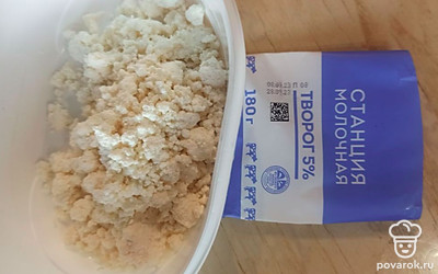 Выложите творог в миску.