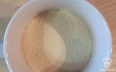 Добавьте стакан манки. 