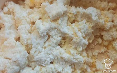 Смешайте манку, творог, яйца, сахар, соль, разрыхлитель. Дайте постоять 30 минут. 