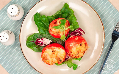 Подавайте помидоры, фаршированные курицей, с пикантным соусом из майонеза и чеснока.