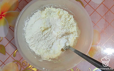 В глубокой миске смешайте творог, яйцо, кефир, кокосовую стружку и муку. Можно пробить блендером для однородности.