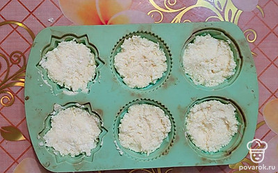 Получившуюся массу разложите по силиконовым формочкам. Выпекайте в духовке при 180 градусах 30 минут.
