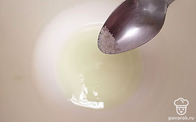 В белок от куриного яйца добавьте соль. 