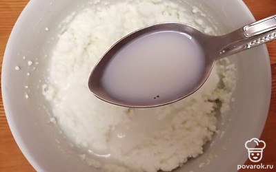 К творогу добавьте молоко. 