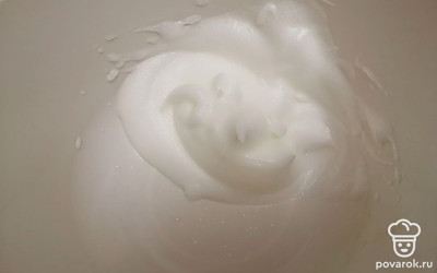 Яичный белок взбейте миксером до устойчивых пиков. 