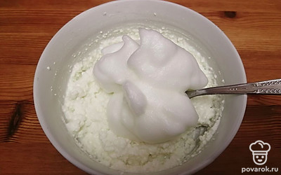 Добавьте белок к творогу. Все хорошо перемешайте. 