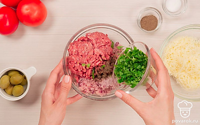 Смешайте начинку. Прокрутите баклажан с чесноком и луком в мясорубке или блендер. Смешайте эти ингредиенты с фаршем, добавьте в него соль, перец и нарубленную петрушку. Тщательно перемешайте.