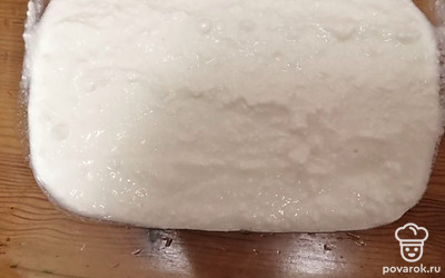 Выложите творожную массу в форму для запекания. Запекайте в духовом шкафу 30-40 минут.