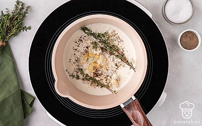 Добавьте в сотейник к сливкам и сыру соль, перец и веточки тимьяна. Поставьте посуду на средний огонь и нагрейте массу, постоянно помешивая, в течение 5-10 минут, чтобы сыр начал таять ии смешиваться со сливками. После этого уберите соус с огня