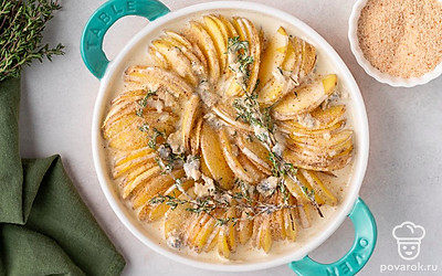 Залейте картофель в форме горячими сливками с сыром, выложите на поверхность оставшийся в сотейнике тимьян. Посыпьте запеканку панировочными сухарями. Поставьте форму в духовку на 20 минут при 180°С до мягкости картофеля и румяной корочки.