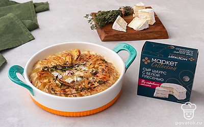 Украсьте гратен ломтиками сыра с белой плесенью.