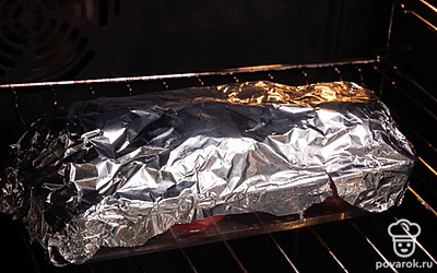 Запеките помидоры. Разогрейте духовку до 160 градусов. Смажьте форму растительным маслом и выложите в нее фаршированные помидоры. Посолите и поперчите их, плотно закройте листом фольги и поставьте в духовку на 15 минут. Снимите фольгу и запекайте еще 30 минут.