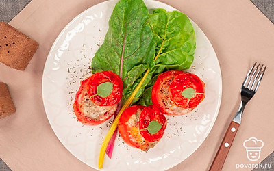 Подавайте фаршированные помидоры на большом блюде или порционно, добавив к ним листочки базилика и оливки.