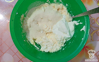 В глубокой посуде смешайте творог, яйца, манку, сметану, сахарозаменитель и ванильный сахар.