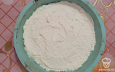 Получившуюся массу выложите в силиконовую форму. 