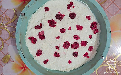 Утопите в тесте ягоды малины. Выпекайте в духовке 30-40 минут при 180 градусах. 