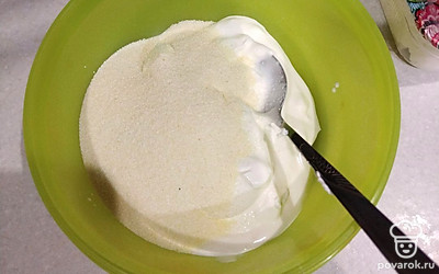 В отдельной емкости смешайте манную крупу и сметану. Оставляем на время, чтобы манка разбухла.