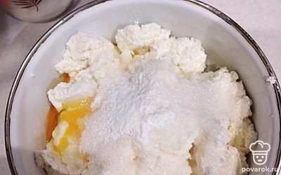 В другой емкости смешайте хорошо размятый творог с яйцом, сахаром и солью. Добавьте ванилин.