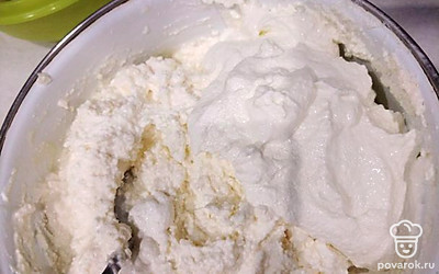 В полученную массу выложите смесь сметаны и манки. Тщательно перемешайте.